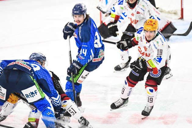 Straubing Tigers vs. Pinguins Bremerhaven, Ice Hockey, German Ice Hockey League, Penny DEL, Matchday 5, 2026–2027 Season, October 2, 2026: Jamieson Rees of the Straubing Tigers faces off against C. J. H. Smith of the Pinguins Bremerhaven, Men’s Ice Hockey, German Ice Hockey League, Penny DEL, Matchday 5, 2026–2027 Season on October 2, 2026, at the Eisstadion am Pulverturm, Straubing Tigers (blue) vs. Pinguins Bremerhaven (white)