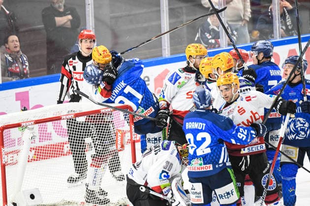 Straubing Tigers vs. Pinguins Bremerhaven, Ice Hockey, German Ice Hockey League, Penny DEL, Matchday 5, 2026–2027 Season, October 2, 2026: Hudson Elynuik of the Straubing Tigers in a scuffle with Christian Wejse of the Pinguins Bremerhaven, Men’s Ice Hockey, German Ice Hockey League, Penny DEL, Matchday 5, 2026–2027 Season on October 2, 2026, at the Eisstadion am Pulverturm, Straubing Tigers (blue) vs. Pinguins Bremerhaven (white)
