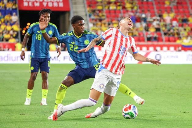 Colombia and Paraguay friendly match during the FIFA international break in the USA Harrison, USA, 02.10.2026 - Colombia-Paraguay - Miguel Almiron of Paraguay (right) and Yaser Asprilla of Colombia during a match between Colombia and Paraguay in an International Friendly, Länderspiel, Nationalmannschaft at the Sports Illustrated Stadium in Harrison, NJ, USA, on Friday, October 2nd. harrison NJ united states Copyright: xWILLIAMxVOLCOVx