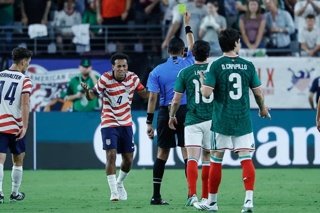 GLENDALE, AZ - OCTOBER 03: United States of America midfielder Tyler Adams (4) races after getting a yellow card during the International Friendly, Länderspiel, Nationalmannschaft soccer match between Mexico and the United States of America on October 3, 2026 at State Farm Stadium in Glendale, Arizona. (Photo by Kevin Abele Icon Sportswire) SOCCER: OCT 03 USA vs Mexico EDITORIAL USE ONLY Icon261003025