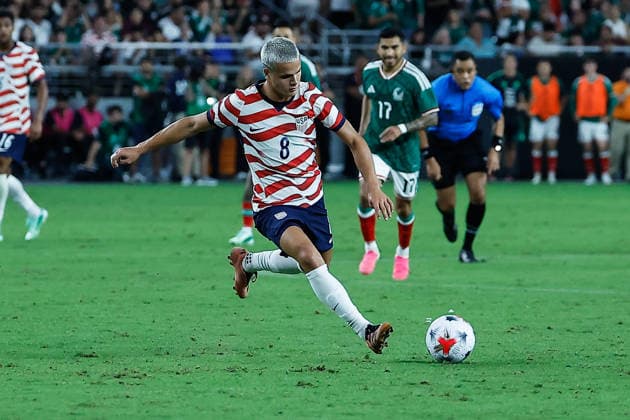 GLENDALE, AZ - OCTOBER 03: United States of America forward Cavan Sullivan (8) shoots the ball for his first international goal during the International Friendly, Länderspiel, Nationalmannschaft soccer match between Mexico and the United States of America on October 3, 2026 at State Farm Stadium in Glendale, Arizona. (Photo by Kevin Abele Icon Sportswire) SOCCER: OCT 03 USA vs Mexico EDITORIAL USE ONLY Icon261003026