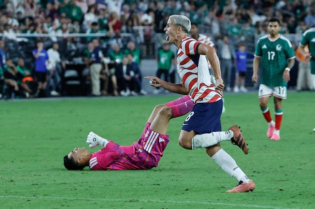 GLENDALE, AZ - OCTOBER 03: United States of America forward Cavan Sullivan (8) celibrates after his first international goal during the International Friendly, Länderspiel, Nationalmannschaft soccer match between Mexico and the United States of America on October 3, 2026 at State Farm Stadium in Glendale, Arizona. (Photo by Kevin Abele Icon Sportswire) SOCCER: OCT 03 USA vs Mexico EDITORIAL USE ONLY Icon261003028