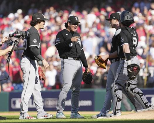 Baseball: Division Series between White Sox and Guardians Chicago White Sox first baseman Munetaka Murakami (C) celebrates with teammates following the team s 3-0 victory over the Cleveland Guardians in Game 1 of the American League Division Series at Progressive Field in Cleveland, Ohio, on Oct. 3, 2026. A14AA0005629868P