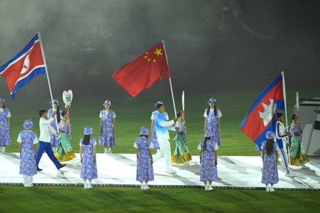 (261004) -- NAGOYA, Oct. 4, 2026 -- Flag-bearer of the delegation of China Bi Kun (C) parades into the stadium during the closing ceremony of the 20th Asian Games Aichi-Nagoya 2026 in Nagoya, Japan, Oct. 4, 2026. ) (SP)JAPAN-NAGOYA-ASIAN GAMES-CLOSING CEREMONY JiaxYuchen