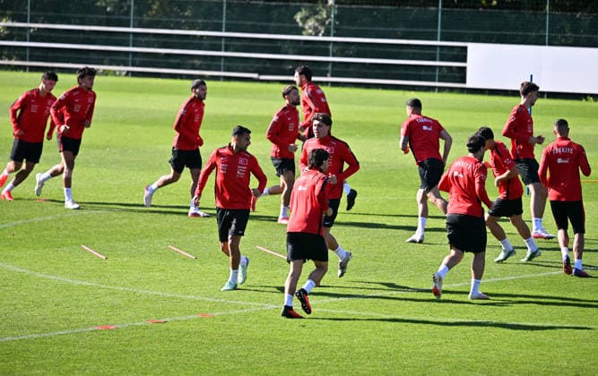 Turkish national team, Nationalteam trains in Liege ahead of Italy match LIEGE, BELGIUM - OCTOBER 04: Head coach Vincenzo Montella leads the Turkish National Football Team during their final training session at the SL16 Football Campus ahead of an upcoming match against Italy, in Liege, Belgium on October 04, 2026. Dursun Aydemir Anadolu Liege Belgium. Editorial use only. Please get in touch for any other usage.  Copyright: x2026xAnadoluxDursunxAydemirx
