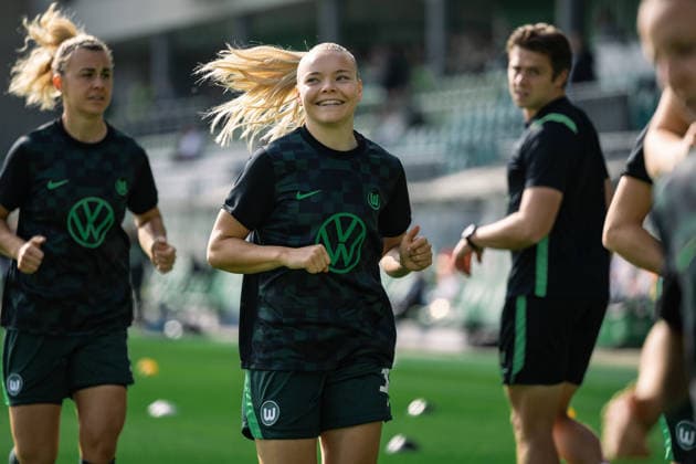 Soccer I Women s I 2026–2027 Season I Bundesliga I VfL Wolfsburg vs. Hamburger SV I October 4, 2026 Anny Kerim Lindland 38, VfL Wolfsburg, smiles and warms up at the AOK Stadium in Wolfsburg, Lower Saxony, Germany Copyright: xLobeca CedricxSiefkerx