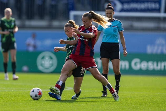 Soccer I Women s I 2026–2027 Season I Bundesliga I VfL Wolfsburg vs. Hamburger SV I October 4, 2026: Sarai Linder (39), VfL Wolfsburg, and Svea Stoldt (8), Hamburger SV, in a tackle at the Wolfsburg AOK Stadium in Lower Saxony, Germany Copyright: xLobeca CedricxSiefkerx