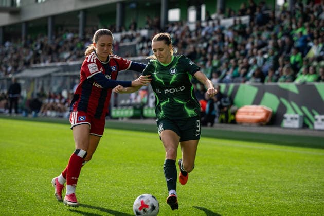 Soccer I Women s I 2026–2027 Season I Bundesliga I VfL Wolfsburg vs. Hamburger SV I October 4, 2026: Camilla Linberg (7), Hamburger SV, and Lara Prasnikar (9), VfL Wolfsburg, in a tackle at the Wolfsburg AOK Stadium in Lower Saxony, Germany Copyright: xLobeca CedricxSiefkerx