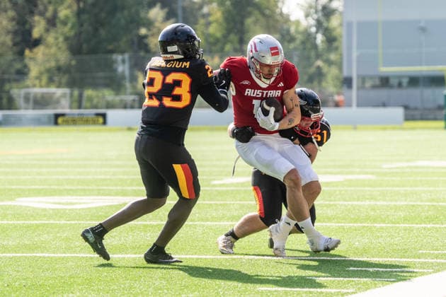 AMERICAN FOOTBALL - IFAF EC, AUT vs BEL SALZBURG,AUSTRIA,04.OCT.26 - AMERICAN FOOTBALL - IFAF European Championship, EM, Europameisterschaft Austria vs Belgium. Image shows Stef Atidzah (BEL) and Philipp Klar (AUT).  GEPAxpictures xJulioxArellano