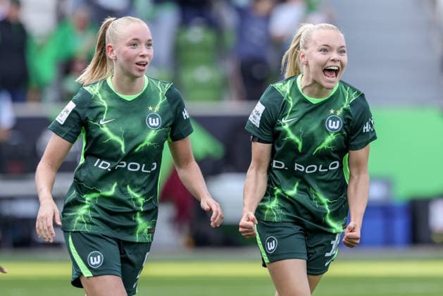 v li Ella Peddemor of VfL Wolfsburg, 5, and goal scorer Anny Kerim Lindland of VfL Wolfsburg, 38, celebrating a goal, cheering, celebrating, jubilant, optimistic, game scene, highlight, joy over the 2-1 goal, DFB REGULATIONS PROHIBIT ANY USE OF PHOTOGRAPHS AS IMAGE SEQUENCES AND OR VIDEO-LIKE PHOTO SERIES DFB REGULATIONS PROHIBIT ANY USE OF PHOTOGRAPHS AS IMAGE SEQUENCES AND OR QUASI-VIDEO, October 4, 2026, Wolfsburg, Germany, soccer, Google Pixel Women’s Bundesliga, VfL Wolfsburg vs. Hamburger SV xobx