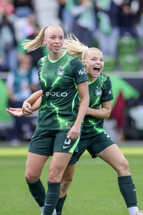 v li Ella Peddemor of VfL Wolfsburg, 5, and goal scorer Anny Kerim Lindland of VfL Wolfsburg, 38, celebrating a goal, cheering, jubilant, optimistic, game scene, highlight, joy over the 2-1 goal, DFB REGULATIONS PROHIBIT ANY USE OF PHOTOGRAPHS AS SEQUENCE IMAGES AND OR VIDEO-LIKE PHOTO SERIES DFB REGULATIONS PROHIBIT ANY USE OF PHOTOGRAPHS AS IMAGE SEQUENCES AND OR QUASI-VIDEO, October 4, 2026, Wolfsburg, Germany, soccer, Google Pixel Women’s Bundesliga, VfL Wolfsburg vs. Hamburger SV xobx