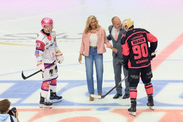October 4, 2026, GER, DEU, Germany, Ice Hockey Faceoff, Steffan Ustorf with his wife, Leonhard Pfoederl, Eisbären Berlin 93, CONSTANTIN BRAUN, Ice Tigers 90, nordphoto GmbH, Engler Berlin, Uber Arena Berlin, Germany Copyright: xNordphotox xEnglerx