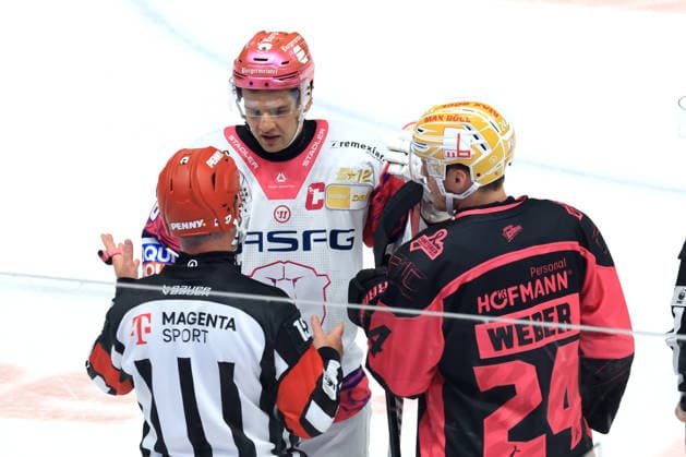 October 4, 2026, GER, DEU, Germany, Ice Hockey: Kai Wissmann (Eisbären Berlin) 6, MARCUS WEBER (Ice Tigers) 24, Referee: Dr. Florian Exner, nordphoto GmbH, Engler Berlin, Uber Arena Berlin, Germany Copyright: xNordphotox xEnglerx