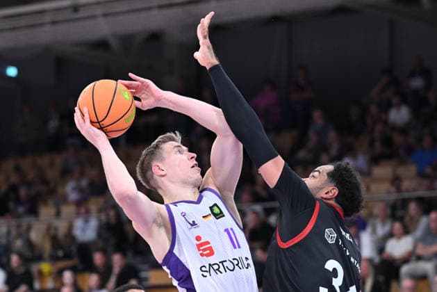 BG Göttingen vs. SBB Börde Baskets Wolmirstedt, October 4, 2026, Göttingen Basketball 2nd Bundesliga, ProA, BG Göttingen vs. SBB Börde Baskets Wolmirstedt, Matchday 3, Sparkassen Arena: Robin Lodders (left), BG Göttingen battles for the ball with Akim Jamal Jonah (right) and SBB Börde Baskets Wolmirstedt; Göttingen, Lower Saxony, Germany