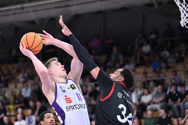 BG Göttingen vs. SBB Börde Baskets Wolmirstedt, October 4, 2026, Göttingen Basketball 2nd Bundesliga, ProA, BG Göttingen vs. SBB Börde Baskets Wolmirstedt, Matchday 3, Sparkassen Arena Robin Lodders (left), BG Göttingen shoots over the blocking Akim Jamal Jonah (right), SBB Börde Baskets Wolmirstedt, Göttingen, Lower Saxony, Germany