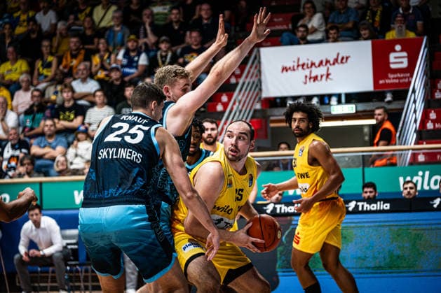 easyCredit BBL Phoenix Hagen vs. SKYLINERS Frankfurt, Hagen, October 4, 2026, Ischelandhalle, Hagen: Adam Kunkel 3, Phoenix Hagen; SG under the basket, defended by, among others, Jacob Knauf 25, SKYLINERS, C; easyCredit BBL Phoenix Hagen vs. SKYLINERS Frankfurt, Hagen, October 4, 2026, Ischelandhalle, Hagen Copyright: xBEAUTIFULxSPORTS Piepenstockx