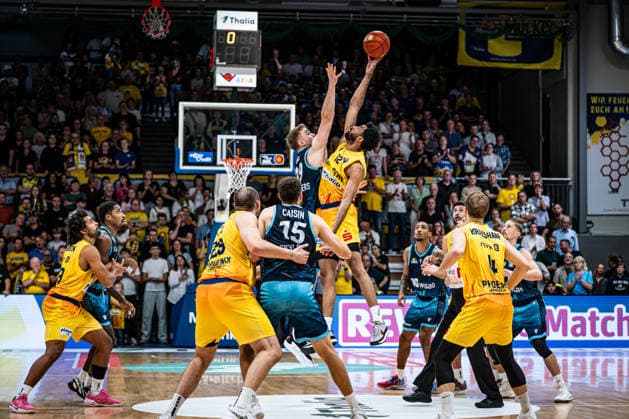 easyCredit BBL Phoenix Hagen vs. SKYLINERS Frankfurt, Hagen, October 4, 2026, Ischelandhalle Hagen Tip-off between Tyler Polley 12, Phoenix Hagen, SF, and Till Pape 19, SKYLINERS, PF easyCredit BBL Phoenix Hagen vs. SKYLINERS Frankfurt, Hagen, October 4, 2026, Ischelandhalle Hagen Copyright: xBEAUTIFULxSPORTS Piepenstockx