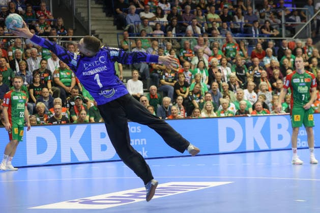 October 4, 2026, xtgx, Opel HBL Handball, SC Magdeburg vs. HC Erlangen emspor, from left: Dominik Kuzmanovic (Magdeburg), 1 save, blocks the ball, catches the ball, saves a seven-meter throw for Magdeburg