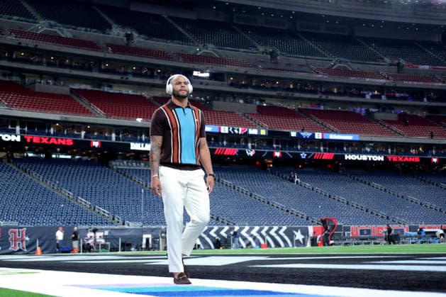 October 4, 2026, Houston, Texas, U.S: Dallas Cowboys quarterback Dak Prescott (4) walks around the field prior to the NFL, American Football Herren, USA regular season game against the Houston Texans in Houston, TX on October 4, 2026. Houston U.S - ZUMAw137 20261004_aap_w137_002 Copyright: xErikxWilliamsx