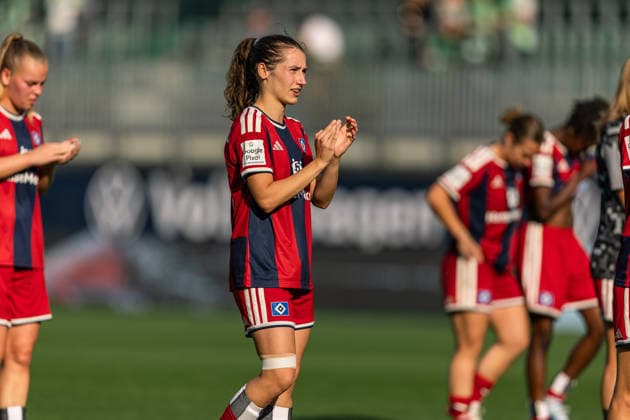 Soccer I Women s I 2026–2027 Season I Bundesliga I VfL Wolfsburg vs. Hamburger SV I October 4, 2026 Pauline Machtens, 28, of Hamburger SV claps for the fans after a narrow loss to VfL Wolfsburg at the AOK Stadium in Wolfsburg, Lower Saxony, Germany Copyright: xLobeca CedricxSiefkerx