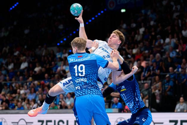 Stuttgart HBL 26 27 TVB Stuttgart TBV Lemgo (from left) in a one-on-one battle: Linus Schmid (Stuttgart), Lukas Hutecek (TBV Lemgo), Philipp Meyer (Stuttgart Bittenfeld) Porsche Arena, Baden-Württemberg, Germany