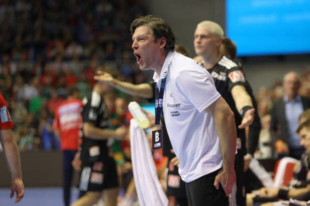 October 4, 2026, xtgx, Opel HBL Handball, SC Magdeburg vs. HC Erlangen emspor, from left: Johannes Sellin (Erlangen), coach protests, complains, and berates Magdeburg