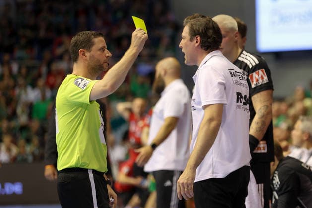 October 4, 2026, xtgx, Opel HBL Handball, SC Magdeburg vs. HC Erlangen emspor, from left: Johannes Sellin (Erlangen), coach protests, complains, yells; yellow card, Magdeburg