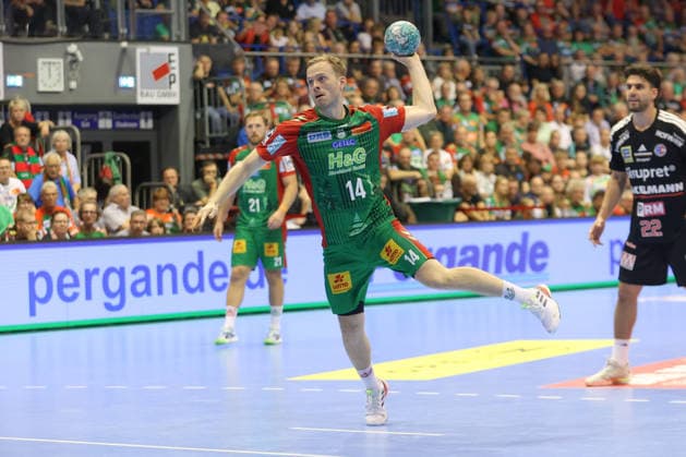 October 4, 2026, xtgx, Opel HBL Handball, SC Magdeburg vs. HC Erlangen emspor, from left: Omar Ingi Magnusson (Magdeburg), 14 takes a shot, goal scorer, scores a goal, goal, scores the goal: 7-meter throw, Magdeburg