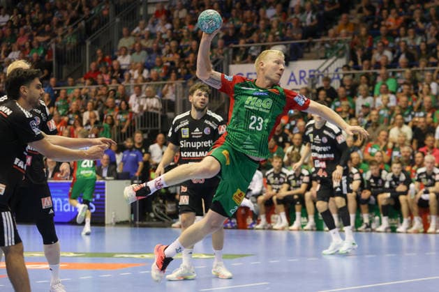 October 4, 2026, xtgx, Opel HBL Handball, SC Magdeburg vs. HC Erlangen emspor, from left: Magnus Saugstrup (Magdeburg), 23, takes a shot, goal scorer, scores a goal, Magdeburg