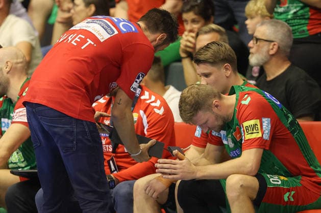 October 4, 2026, xtgx, Opel HBL Handball, SC Magdeburg vs. HC Erlangen emspor, from left: Bennet Wiegert (Magdeburg), coach, Malte Elze (Magdeburg), 4 (Magdeburg)