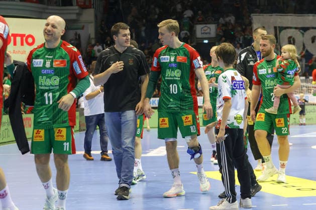 October 4, 2026, xtgx, Opel HBL handball, SC Magdeburg vs. HC Erlangen emspor, from left: Elvar Orn Jonsson (Magdeburg), 19, Gisli Thorgeir Kristjansson (Magdeburg), 10, ice pack on the knee, injured, injury (Magdeburg)