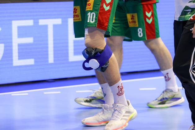 October 4, 2026, xtgx, Opel HBL Handball, SC Magdeburg vs. HC Erlangen emspor, from left: Gisli, Thorgeir, Kristjansson (Magdeburg), 10 ice packs on his knee, injured, injury (Magdeburg)