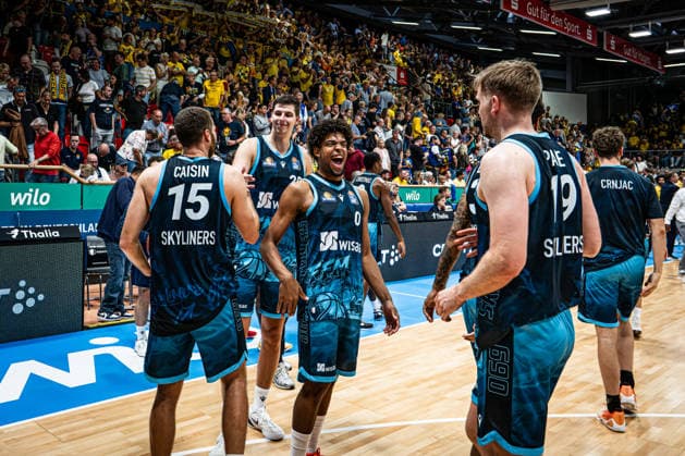 easyCredit BBL Phoenix Hagen vs. SKYLINERS Frankfurt, Hagen, October 4, 2026, Ischelandhalle Hagen: SKYLINERS Frankfurt celebrating, with Jamie Edoka 0 at the forefront, SKYLINERS, SG easyCredit BBL Phoenix Hagen vs. SKYLINERS Frankfurt, Hagen, October 4, 2026, Ischelandhalle Hagen Copyright: xBEAUTIFULxSPORTS Piepenstockx