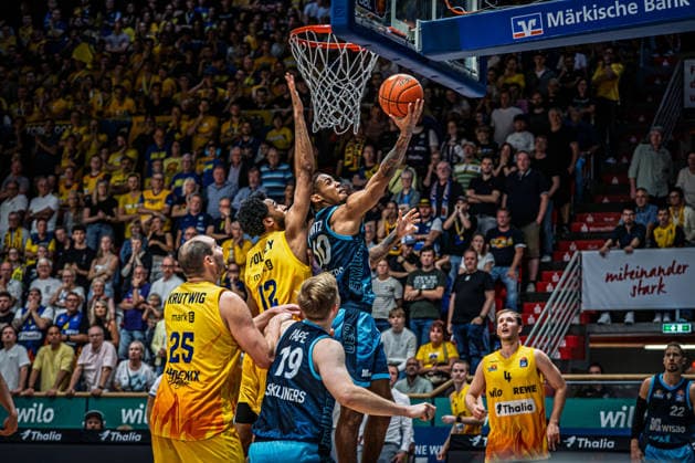 easyCredit BBL Phoenix Hagen vs. SKYLINERS Frankfurt, Hagen, October 4, 2026, Ischelandhalle, Hagen: Tyler Polley (12), Phoenix Hagen, SF, attempts to block Judah Mintz (10), SKYLINERS, SG. easyCredit BBL Phoenix Hagen vs. SKYLINERS Frankfurt, Hagen, October 4, 2026, Ischelandhalle, Hagen Copyright: xBEAUTIFULxSPORTS Piepenstockx