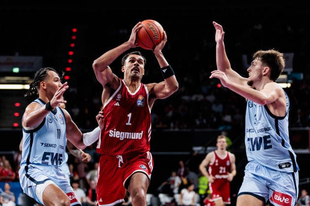 easyCredit Basketball Bundesliga FC Bayern Munich vs. EWE Baskets Oldenburg, October 4, 2026, Oscar Da Silva (FC Bayern Munich), 1 with the ball against Nicholas Tischler of EWE Baskets Oldenburg, 11, and Zachary Ensminger of EWE Baskets Oldenburg, 3 easyCredit Basketball Bundesliga FC Bayern Munich vs. EWE Baskets Oldenburg, Munich, BMW Park on October 4, 2026 Copyright: xBEAUTIFULxSPORTS Wunderlx