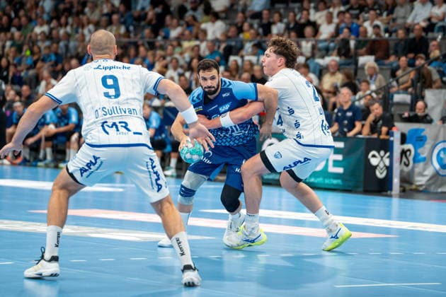 Handball I Men I 2026–2027 Season I Bundesliga I Matchday 6 I TVB Stuttgart vs. TBV Lemgo Lippe I October 4, 2026 Mohamed Amine Darmoul 70, TVB Stuttgart with the ball, defended by Joel Willecke 24, TBV Lemgo Lippe, Stuttgart Porsche Arena, Baden-Württemberg, Germany Copyright: xLobeca MaxxPetershansx