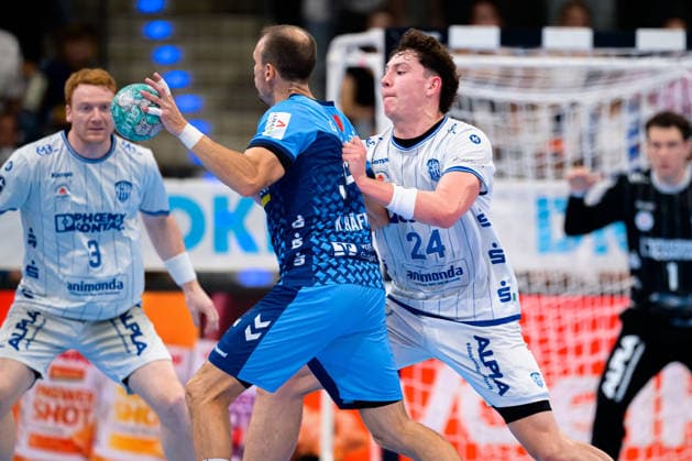 Stuttgart HBL 26 27 TVB Stuttgart TBV Lemgo (from left) in a one-on-one matchup: Kai Häfner (Haefner) of Stuttgart and Joel Willecke of TBV Lemgo, Bittenfeld, Porsche Arena, Baden-Württemberg, Germany