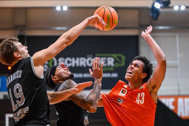 October 4, 2026, GER, Basketball, Men s, 2nd Division ProA, 2026–2027 Season, Matchday 3, OrangeAcademy vs. MHP Academics Heidelberg: Lorenz Brenneke (Heidelberg, 19) and Oskar Humpert (Heidelberg, 22) prevent a basket by Lucas Fischer of OrangeAcademy, 43 Neu Ulm Orange Campus, Bavaria, Germany Copyright: xNordphotox xHafnerx