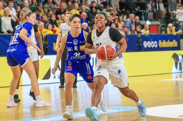 October 4, 2026, Basketball, Alba Berlin Women vs. BC Marburg, Women s Basketball Bundesliga (DBBL), Matchday 1, Sömmeringhalle Berlin, Océane Monpierre (Alba Berlin Women), No. 31 dribbling the ball, Ana Raimundo (BC Marburg), No. 06 trying to disrupt the play, Berlin, Germany