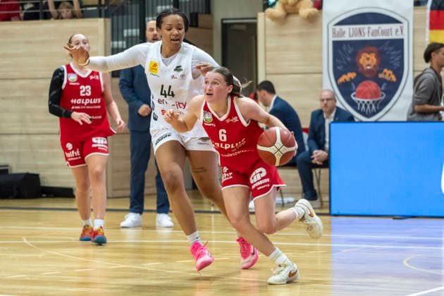Toyota DBBL 2026–2027: HalFit Lions vs. TK Hannover, Halle-Saale, Germany, October 4, 2026. Pictured, from left, in a one-on-one battle: Alyssa Brown (Hannover) and Nicole Brochlitz (Halle-Saale), swh Arena, Saxony-Anhalt, Germany