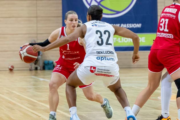 Toyota DBBL 2026–2027: HalFit Lions vs. TK Hannover Halle Saale, Germany, October 4, 2026. Pictured, from left, in a one-on-one battle: Lee Volker (Halle) and Lia Kentzler (Hannover Halle Saale) at the swh Arena in Saxony-Anhalt, Germany