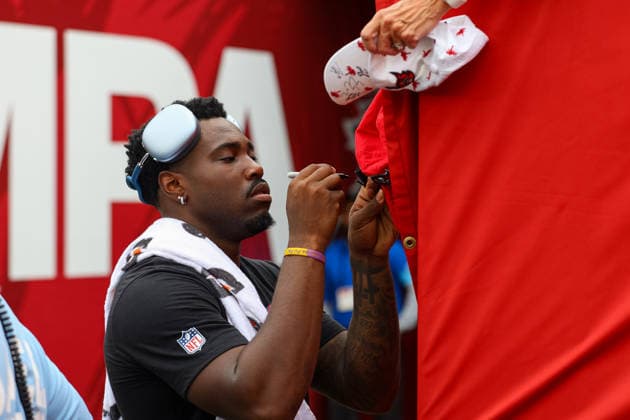 Oct 4, 2026; Tampa, FL, USA; Tampa Bay Buccaneers quarterback Jalon Daniels (10) signs autographs before his first career NFL, American Football Herren, USA start the NFL game between the Green Bay Packers and Tampa Bay Buccaneers at Raymond James Stadium. Mandatory Credit: Taylor McFee-Cal Media Tampa USA - ZUMAc04_ 20261004_zma_c04_003 Copyright: xTaylorxMcfeex