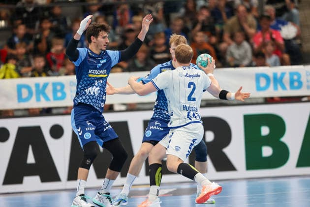 Lukas Hutecek (TBV Lemgo Lippe), 2, in a one-on-one battle with Philipp Meyer (TVB Stuttgart), 27, and Linus Schmid (TVB Stuttgart), 19, GER, TVB Stuttgart vs. TBV Lemgo Lippe, Handball, Opel Handball Bundesliga, Matchday 6, 2026–2027 season, October 4, 2026 GER, TVB Stuttgart vs. TBV Lemgo Lippe, Handball, Opel Handball Bundesliga, Matchday 6, 2026–2027 season, October 4, 2026 Stuttgart Copyright: xEibner-Pressefoto SoerenxHerwegx EP_SHG
