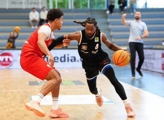 Quashawn Lane, ETB Miners Essen, 4 vs. Maxi Begue, RheinStars Cologne, 9 GER, ETB Miners Essen vs. RheinStars Cologne, Barmer 2 Basketball Bundesliga, ProA, Matchday 3, 2026–27 Season, Sporthalle am Hallo, Essen, October 4, 2026 ETB Miners Essen vs. RheinStars Cologne, ProA, Matchday 3, 2026–27 Season, October 4, 2026 Essen Copyright: xEibner-Pressefoto ScottxColemanx EP_SCN