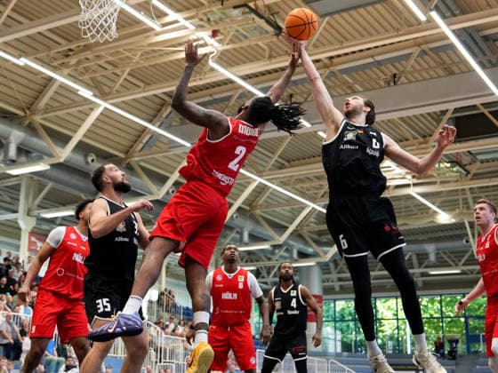 Kris Monroe (RheinStars Cologne), 2 vs. Craig Moller (ETB Miners Essen), 6 GER, ETB Miners Essen vs. RheinStars Cologne, Barmer 2 Basketball Bundesliga, ProA, Matchday 3, 2026–27 Season, Sporthalle am Hallo, Essen, October 4, 2026 ETB Miners Essen vs. RheinStars Cologne, ProA, Matchday 3, 2026–27 season, October 4, 2026 Essen Copyright: xEibner-Pressefoto ScottxColemanx EP_SCN