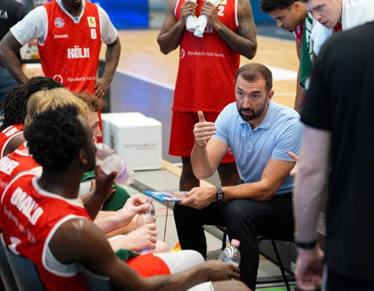 Zoran Kukic, head coach of the RheinStars Cologne, speaks with his team during a timeout. GER, ETB Miners Essen vs. RheinStars Cologne, Barmer 2 Basketball Bundesliga, ProA, Matchday 3, 2026–27 season, Sporthalle am Hallo, Essen, October 4, 2026 ETB Miners Essen vs. RheinStars Cologne, ProA, Matchday 3, 2026–27 season, October 4, 2026 Essen Copyright: xEibner-Pressefoto ScottxColemanx EP_SCN