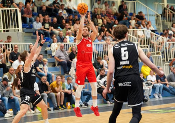 Haris Hujic of RheinStars Cologne, No. 10, shoots for the basket (GER), ETB Miners Essen vs. RheinStars Cologne, Barmer 2 Basketball Bundesliga, ProA, Matchday 3, 2026–27 season, Sporthalle am Hallo, Essen, October 4, 2026 ETB Miners Essen vs. RheinStars Cologne, ProA, Matchday 3, 2026–27 season, October 4, 2026 Essen Copyright: xEibner-Pressefoto ScottxColemanx EP_SCN