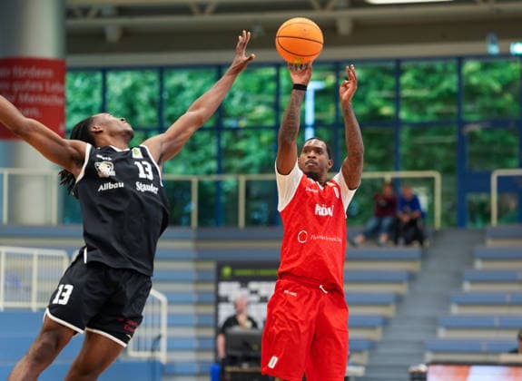 Cedric Russell Jr. of RheinStars Cologne (0) shoots against Darius Dawson of ETB Miners Essen (13), Germany; ETB Miners Essen vs. RheinStars Cologne, Barmer 2 Basketball Bundesliga, ProA, Matchday 3, 2026–27 season, Sporthalle am Hallo, Essen, October 4, 2026 ETB Miners Essen vs. RheinStars Cologne, ProA, Matchday 3, 2026–27 season, October 4, 2026 Essen Copyright: xEibner-Pressefoto ScottxColemanx EP_SCN