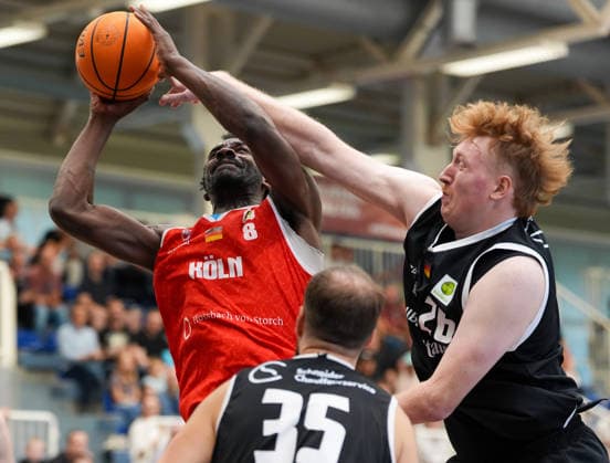 Nat Diallo of RheinStars Cologne, No. 8, in a one-on-one battle with Jonathan Almstedt of ETB Miners Essen, No. 26, GER; ETB Miners Essen vs. RheinStars Cologne, Barmer 2 Basketball Bundesliga, ProA, Matchday 3, 2026–27 Season, Sporthalle am Hallo, Essen, October 4, 2026 ETB Miners Essen vs. RheinStars Cologne, ProA, Matchday 3, 2026–27 season, October 4, 2026 Essen Copyright: xEibner-Pressefoto ScottxColemanx EP_SCN