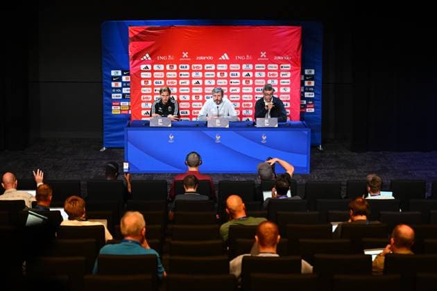 France v Belgium - UEFA Nations League 2026 Media Activities 04 10 2026 PARIS, FRANCE - OCTOBER 04 : Godts Mika forward of Belgium, Van Bommel Mark head coach of Belgium speaking with the media during a pre-match press conference, PK, Pressekonferenz ahead of the UEFA Nations League tournament league phase matchday 4 group A1 match between France and Belgium on October 4, 2026 in Paris, France, 04 10 2026 Paris France Copyright: xDexVoechtx-xKalutx